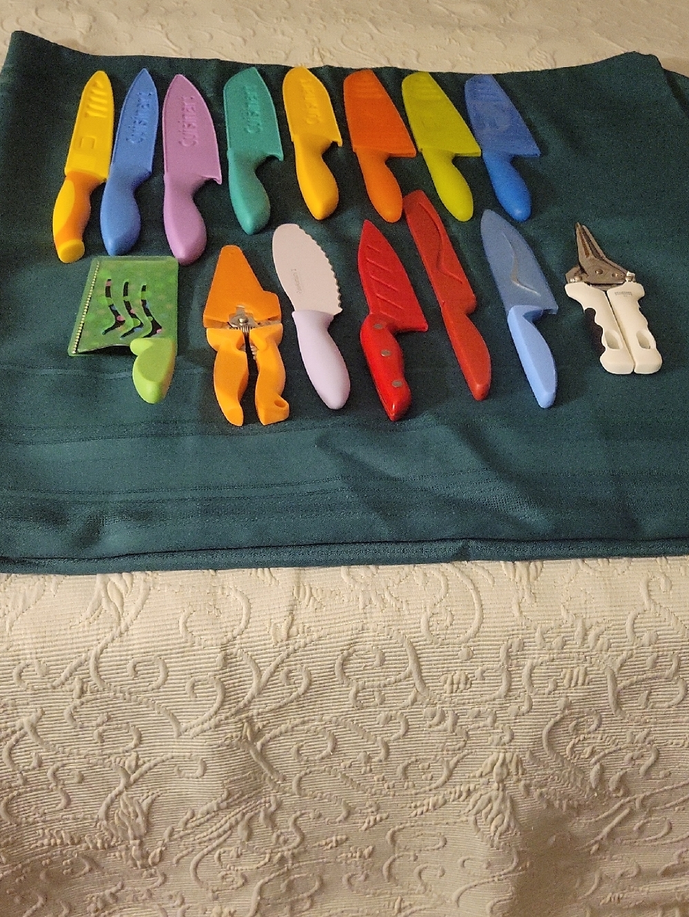 (15)Colorful Assorted Kitchen Knives and Tools